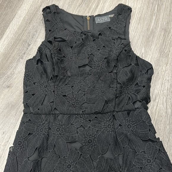 Lace Crochet ASTR The Black Label Women’s Black Sleeveless Midi Dress Medium - Picture 4 of 16
